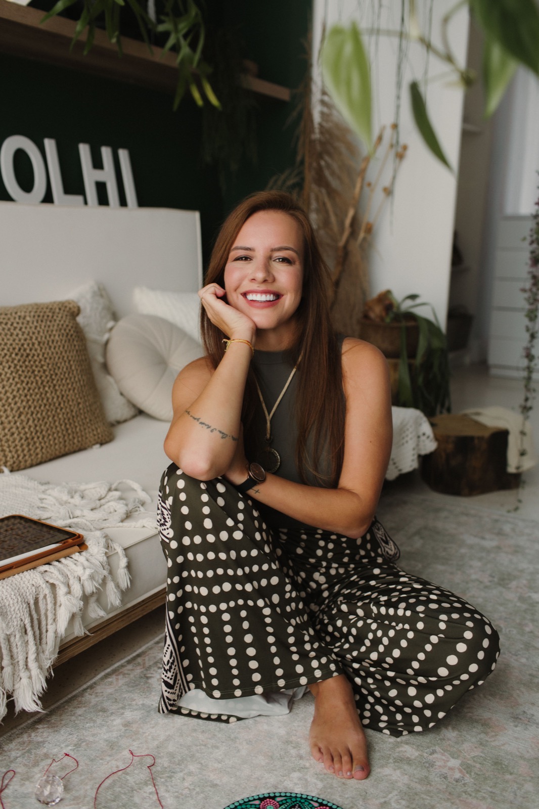 Bruna Veiga sorrindo em um ambiente acolhedor